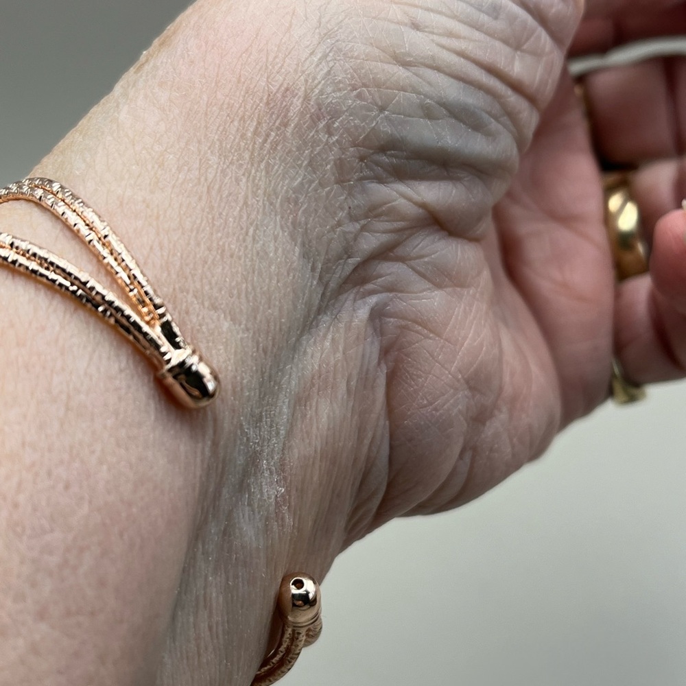 Elegant Rose Gold Women's Bracelet - Picture 4 of 4